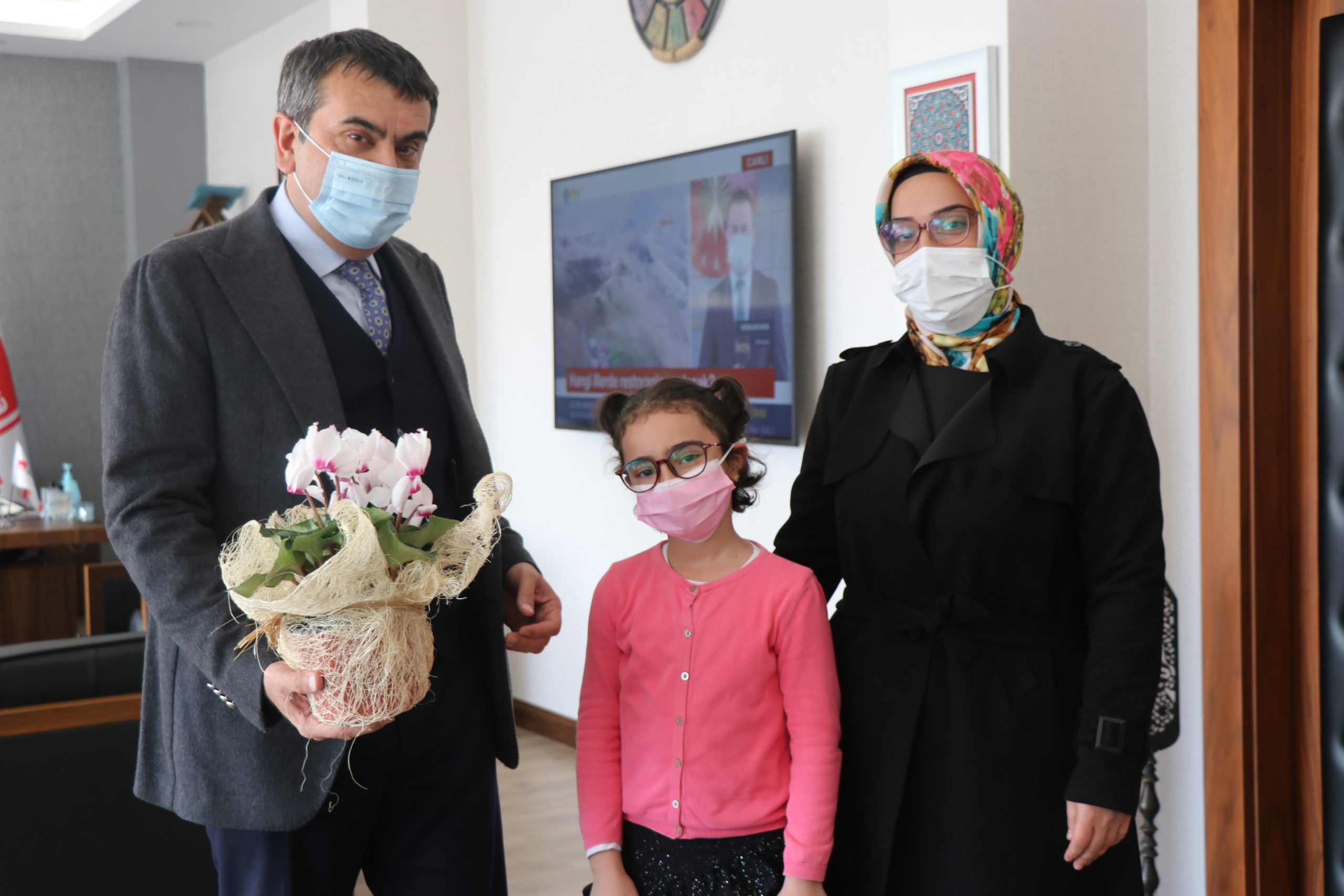 Rektör Prof. Dr. Yusuf Tekin, minik Elif’in hayalini gerçekleştirdi
