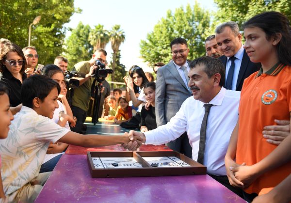 Bakan Tekin, Gaziantep’te Okulları Ziyaret Ederek Öğretmen Ve Öğrencilerle Buluştu