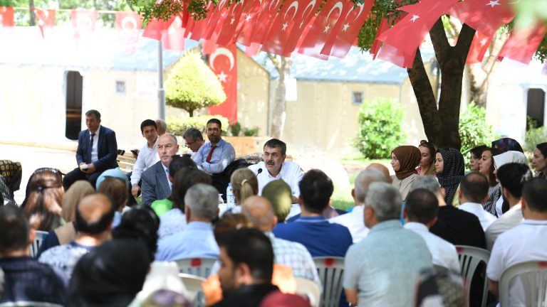 Bakan Tekin, Kahramanmaraş’ta Depremde Birinci Dereceden Yakınını Kaybeden Öğretmenlerle Buluştu