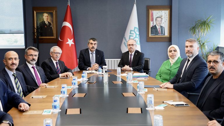 Bakan Tekin, Türkiye Maarif Vakfını Ziyaret Etti