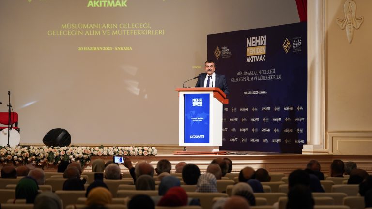 Bakan Tekin, İde Akademi Mezuniyet Töreni’ne Katıldı