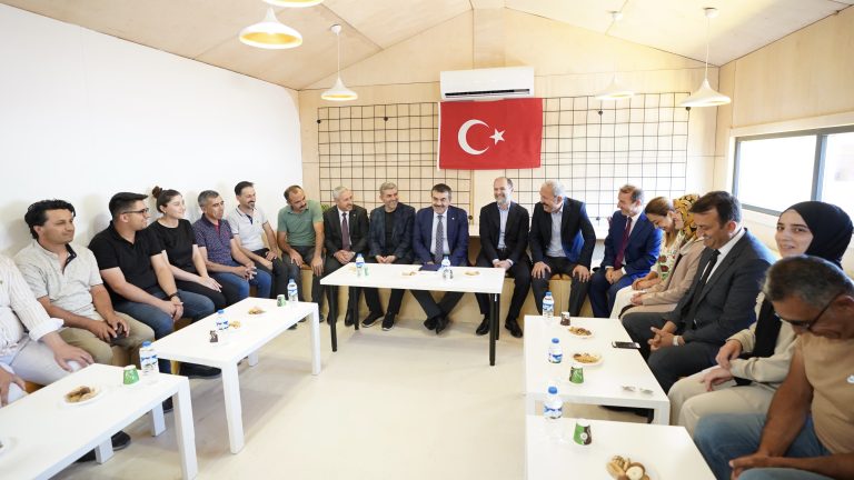 Bakan Tekin, Hatay’da Depremzede Öğretmen Ve Öğrencilerle Buluştu