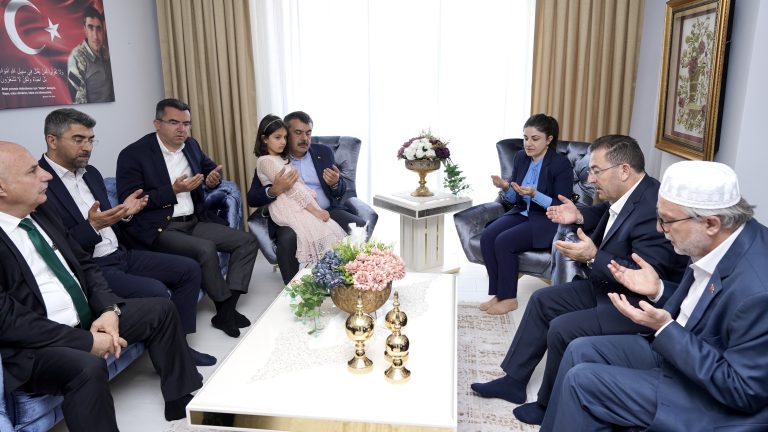 Bakan Tekin, Erzurum’da Şehit Ailesine Bayram Ziyaretinde Bulundu