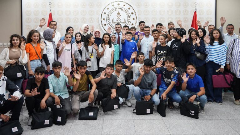 Bakan Tekin, Kahramanmaraşlı Depremzede Öğrencileri Ağırladı