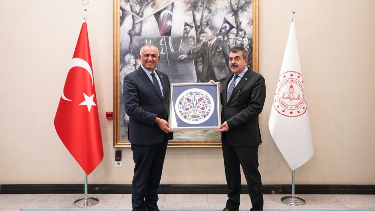 Bakan Tekin, KKTC’li Mevkidaşı Çavuşoğlu İle Bir Araya Geldi