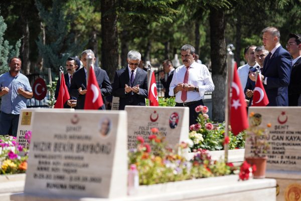 Bakan Tekin, 15 Temmuz Şehitlerini Mezarı Başında Andı