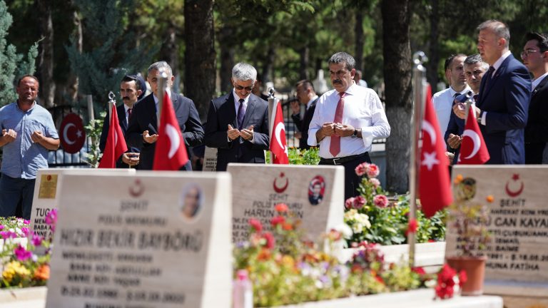 Bakan Tekin, 15 Temmuz Şehitlerini Mezarı Başında Andı