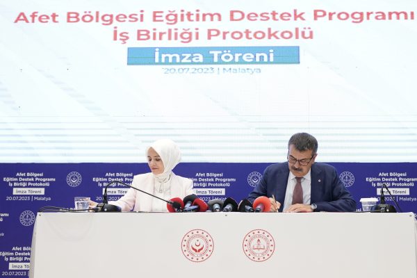 Millî Eğitim Bakanlığı ile Aile Ve Sosyal Hizmetler Bakanlığı Arasında “Afet Bölgesi Eğitim Destek Programı İş Birliği Protokolü” İmzalandı