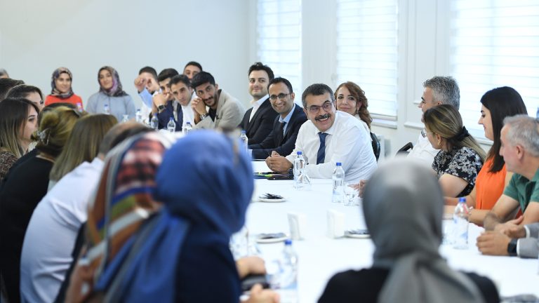 Bakan Tekin, Van’da Öğretmenlerle Bir Araya Geldi