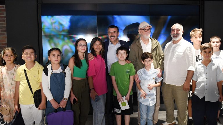 Bakan Tekin, Öğrencilerle “Yıldız Tozu” Filmini İzledi