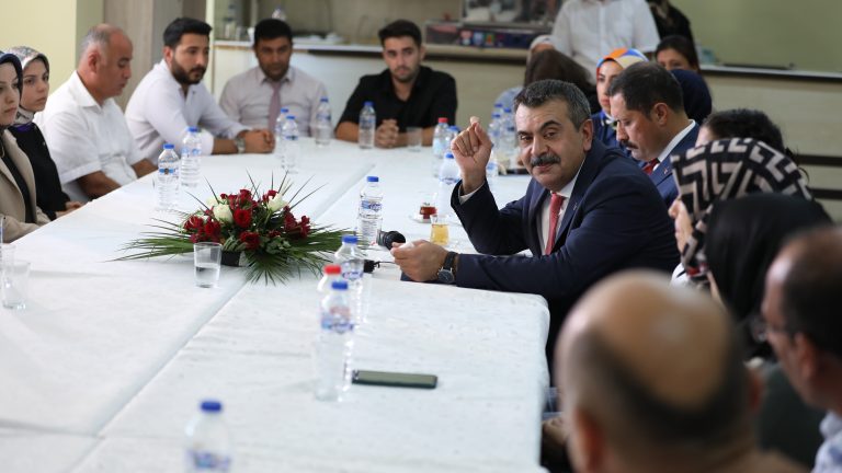 Bakan Tekin, Hatay’da Öğretmenlerle Buluştu