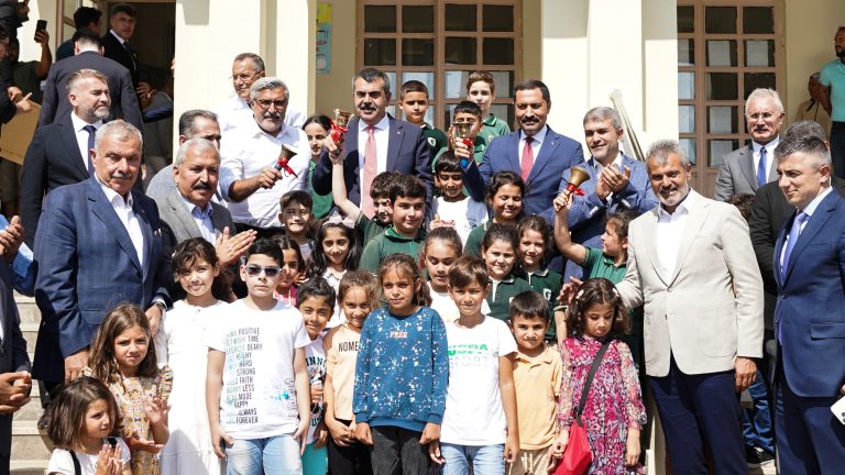 Bakan Tekin, Hatay’da Öğrencilerle Yeni Eğitim Öğretim Yılının İlk Ders Zilini Çaldı