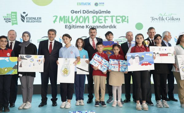 Bakan Tekin, Geri Dönüşümden Elde Edilen Defterleri Öğrencilere Dağıttı