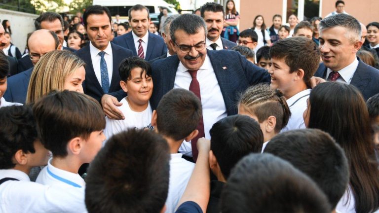 Millî Eğitim Bakanı Tekin’den Nasrettin Hoca Ortaokuluna Ziyaret