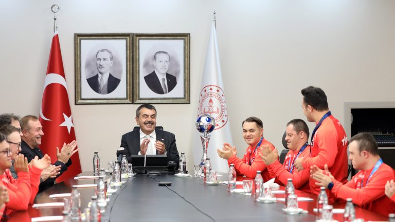 Bakan Tekin, Down Sendromlu Futsal Milli Takımı’nı Ağırladı
