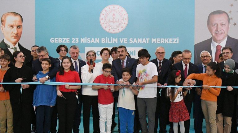 Bakan Tekin, Gebze 23 Nisan Bilim ve Sanat Merkezinin Açılışını Yaptı