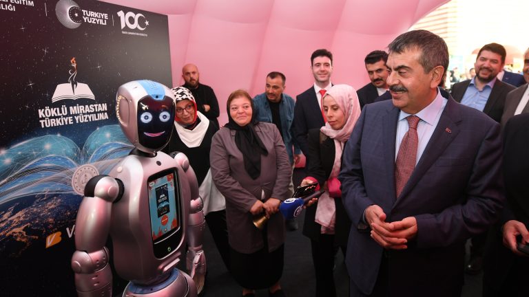 “Köklü Mirastan Türkiye Yüzyılı” na Gezici Eğitim Tırı Törenle Hizmete Açıldı