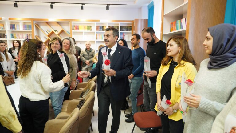 Bakan Tekin, Ankara’daki Okul Ziyaretinde Meslektaşlarının “Öğretmenler Günü” nü Kutladı