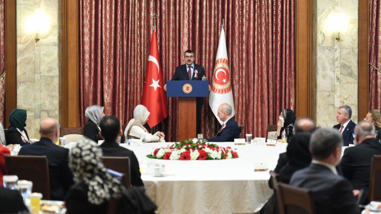 TBMM Başkanı Kurtulmuş ve Bakan Tekin, 81 İlden Gelen Öğretmenlerle TBMM’de Buluştu