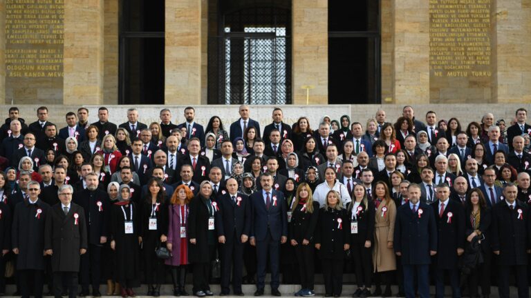Bakan Tekin ve Beraberindeki Öğretmenler Anıtkabir’i Ziyaret Etti