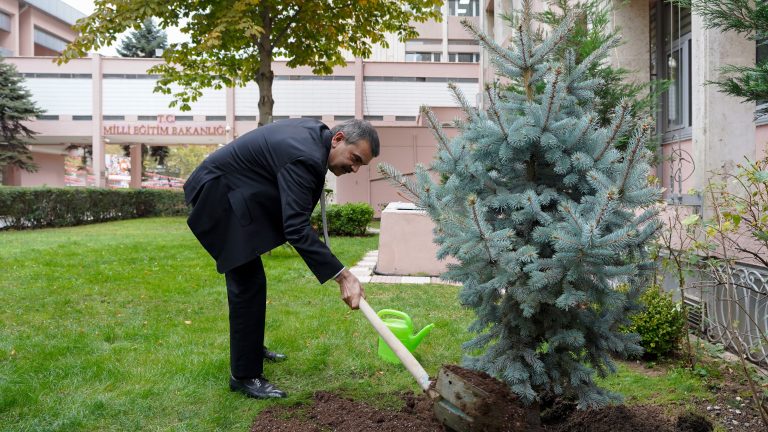 Bakan Tekin, Millî Ağaçlandırma Günü’nde Fidan Dikti