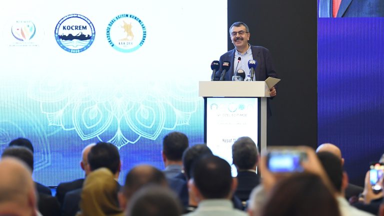 Bakan Tekin, Antalya’da Özel Bireylere Yönelik Düzenlenen Programa Katıldı