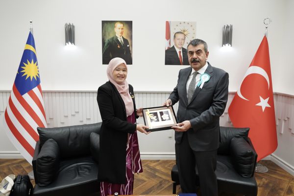 Bakan Tekin, Malezyalı Mevkidaşı Fadhlina Binti Sidek ile Görüştü