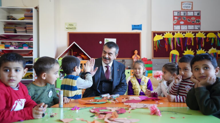 Bakan Yusuf Tekin, Kahramanmaraş’ta Okul Ziyaretlerinde Bulundu