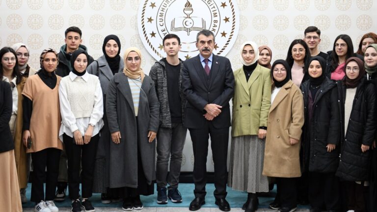 Bakan Tekin, Eğitim Fakültesi Öğrencilerini Bakanlıkta Ağırladı