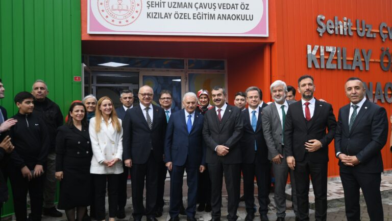 Bakan Tekin, Manisa’da Özel Eğitim Anaokulu Açılışına Katıldı