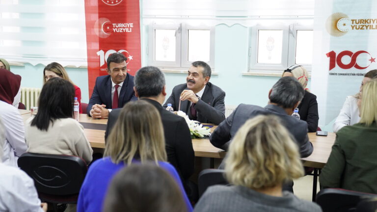 Bakan Tekin, Yeni Yılın İlk Ders Saatinde Öğrenci ve Öğretmenlerle Buluştu