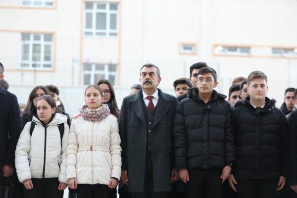 Okullar, Yeni Haftaya Şehitlere Saygı Duruşuyla Başladı
