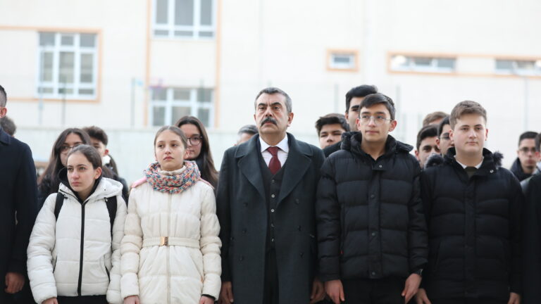 Okullar, Yeni Haftaya Şehitlere Saygı Duruşuyla Başladı