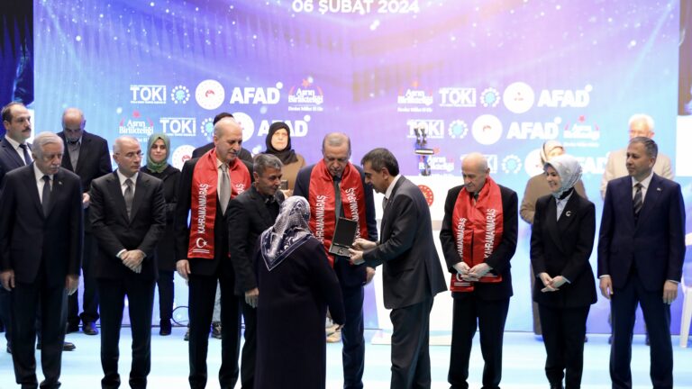 Bakan Tekin, Cumhurbaşkanı Erdoğan İle Birlikte Kahramanmaraş’ta Deprem Konutları Anahtar Teslim Töreni’ne Katıldı