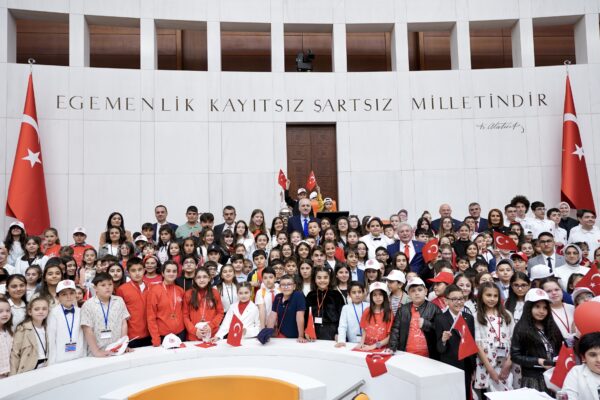 TBMM Çocuk Özel Oturumunu 6. Sınıf Öğrencisi Aysima Arslan Yönetti