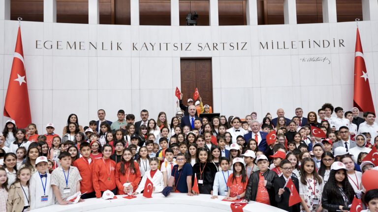 TBMM Çocuk Özel Oturumunu 6. Sınıf Öğrencisi Aysima Arslan Yönetti