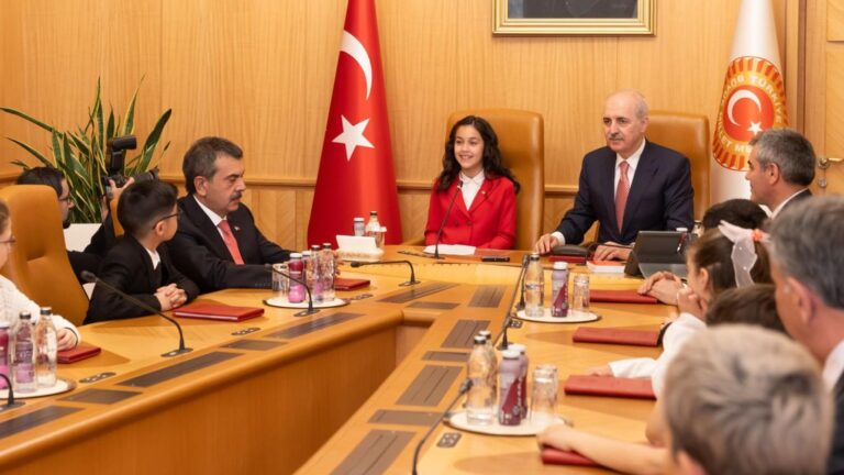 TBMM Başkanı Kurtulmuş, Bakan Tekin Ve Beraberindeki Çocukları Kabul Etti