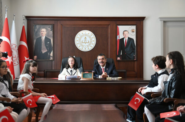 Bakan Tekin, 23 Nisan’da Koltuğunu 11 Yaşındaki Irmak’a Devretti