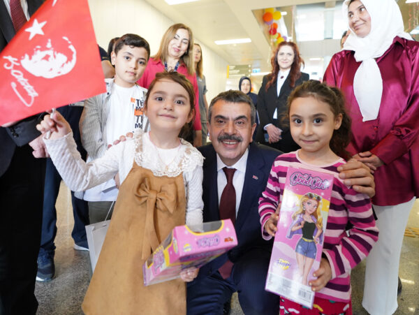 Bakan Tekin, 23 Nisan Dolayısıyla, Hastanede Tedavi Gören Çocukları Ziyaret Etti
