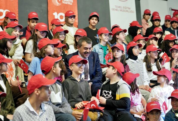 Bakan Tekin, 81 İlden Gelen Öğrenci ve Öğretmenlerle Demokrasi ve Özgürlükler Adası’nı Ziyaret Etti