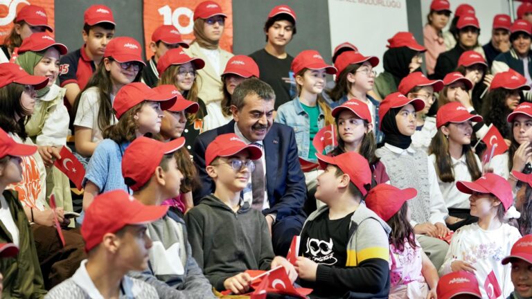 Bakan Tekin, 81 İlden Gelen Öğrenci ve Öğretmenlerle Demokrasi ve Özgürlükler Adası’nı Ziyaret Etti