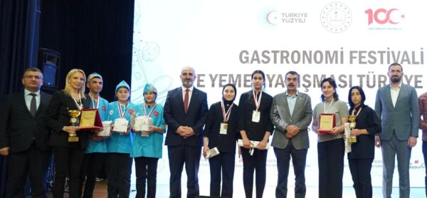Bakan Tekin, MEB Gastronomi Festivali ve Yemek Yarışması Finali’nde Dereceye Giren Gruplara Ödüllerini Verdi