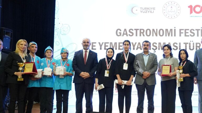 Bakan Tekin, MEB Gastronomi Festivali ve Yemek Yarışması Finali’nde Dereceye Giren Gruplara Ödüllerini Verdi