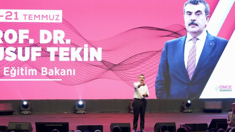 Bakan Tekin, Tercih Destek Programında Gençlerle Buluştu