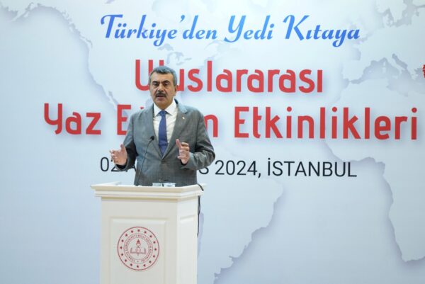 Bakan Tekin, “Yedi Kıtadan Türkiye’ye Yaz Eğitim Etkinlikleri”ne Katılan Öğrencilerle Buluştu