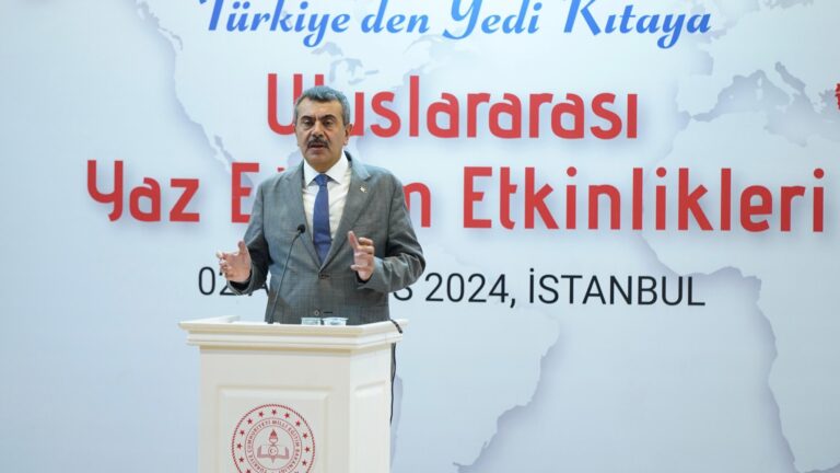 Bakan Tekin, “Yedi Kıtadan Türkiye’ye Yaz Eğitim Etkinlikleri”ne Katılan Öğrencilerle Buluştu