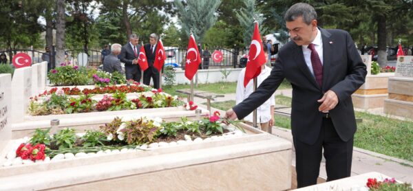 Bakan Tekin, 15 Temmuz Şehitliği’ni Ziyaret Etti