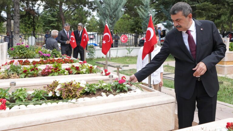 Bakan Tekin, 15 Temmuz Şehitliği’ni Ziyaret Etti