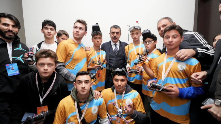 Bakan Tekin, 16. Uluslararası Millî Eğitim Bakanlığı Robot Yarışması’na Katıldı