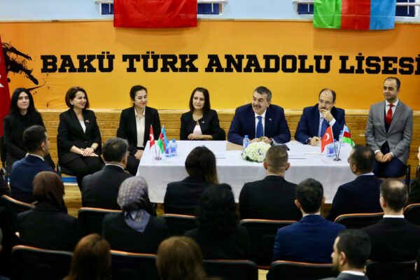 Bakan Tekin, Türkiye’nin Bakü Büyükelçiliği ile Bakü Türk Anadolu Lisesini Ziyaret Etti